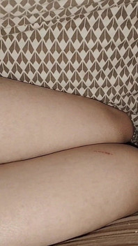 Je suis allongé à côté de ma demi-sœur et je touche ma bite.