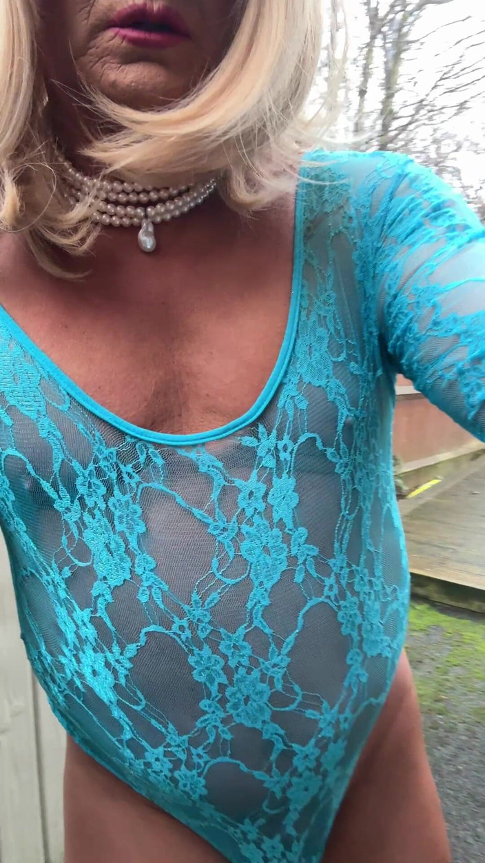 Kellycd2022: Crossdresser sexy Kellycd2022 în costum de dantelă