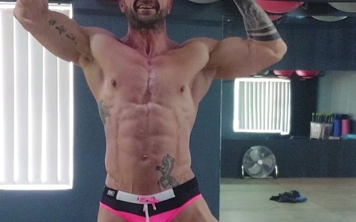 Bruno_Blane: Vücut geliştirme yarışması için hazırlık göster