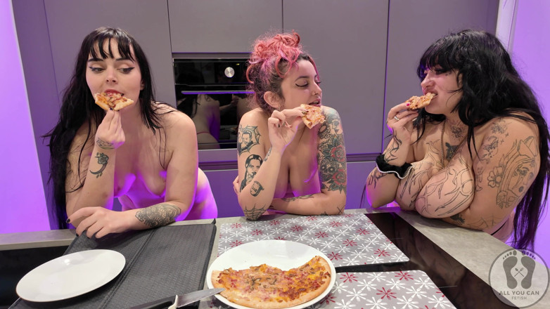 All You Can Fetish: 4k mollige meiden pizza voedselfetisj eten in topless G-string
