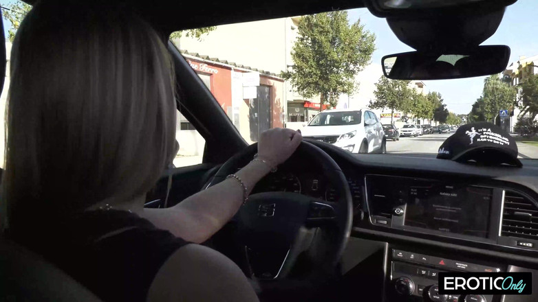 ONLYFREAKSX: 彼らは10分間お互いを知っていて、マヨルカの太陽の中、ポーチでセックスします