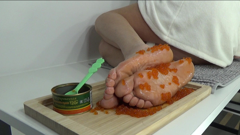 AnnaBUST: झुर्रीदार पैर लाल कैवियार के साथ MILFs।