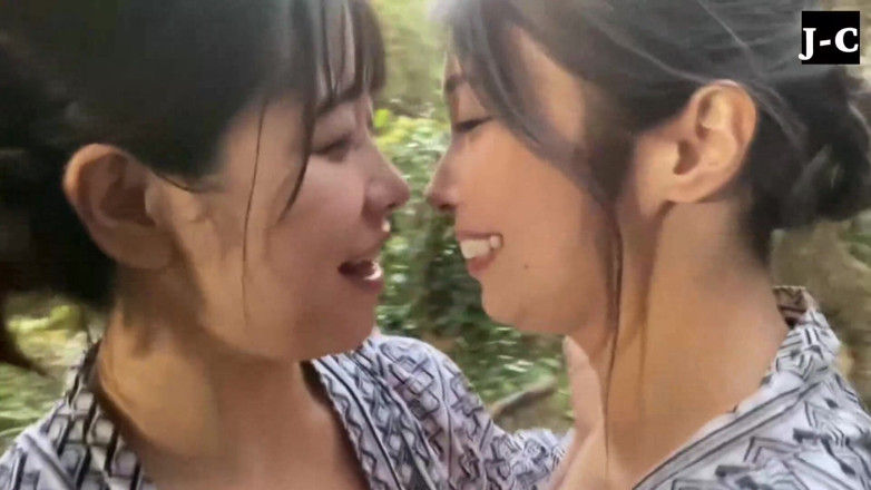 J-Cams: สองสาวแบ่งปันเดทสุดเสี่ยงกับจูบฉ่ำและ慾ต้องห้าม - C