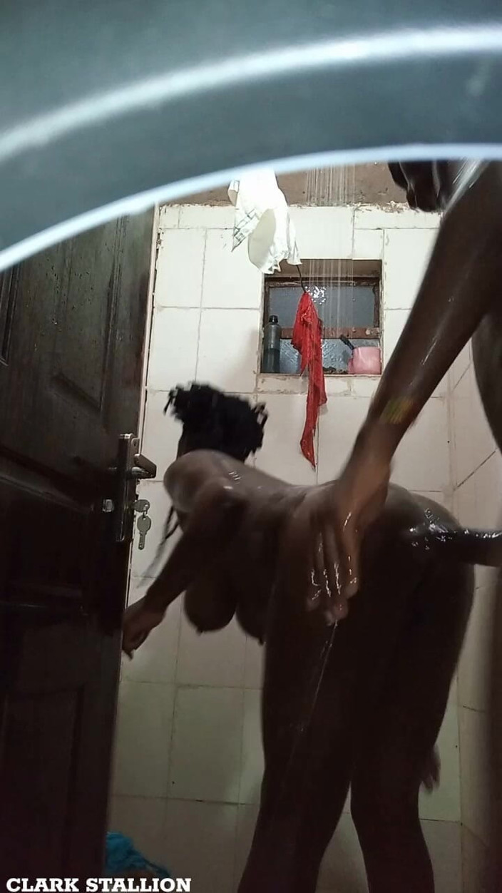 ClarkStallion: Leidenschaftlicher duschsex in einer öffentlichen toilette