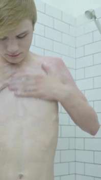 Perfektní blonďatá dvojčata vyprázdní koule ve sprše