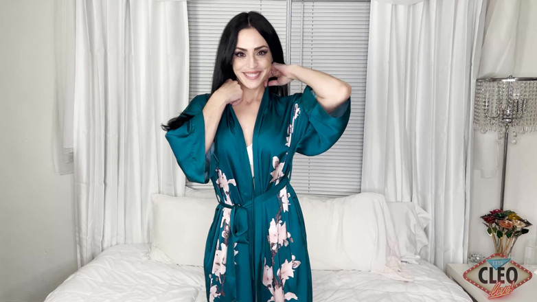 Cleo: Cleo Sexy Robe Striptease