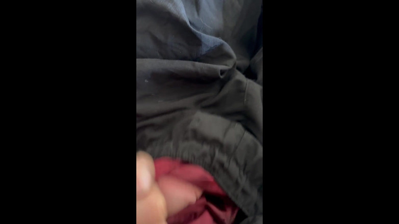 Gay Soldier Stuff: Un soldat de l’armée excité se branle dans son uniforme...
