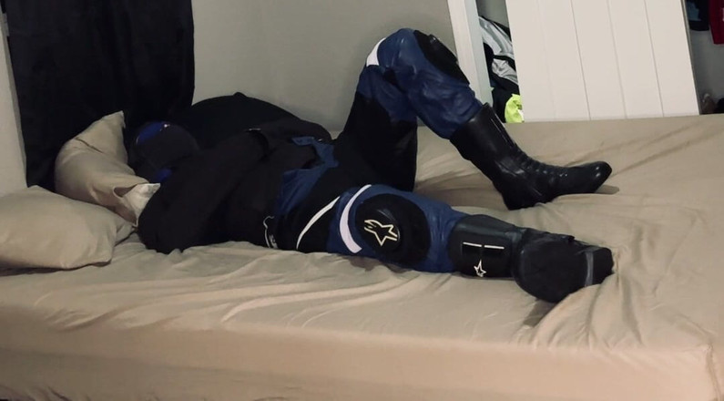 GearJock69: Motorkář ve svěrací kazajce a svázaná