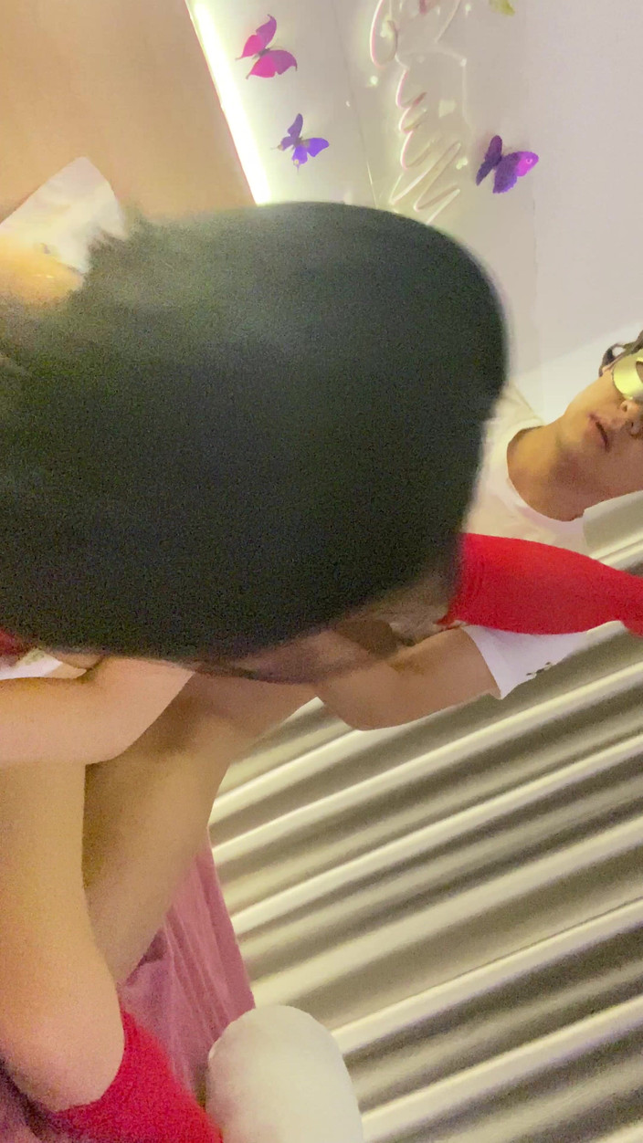 MiuBabee: La chica de rojo es muy extraña cuando se encuentra...