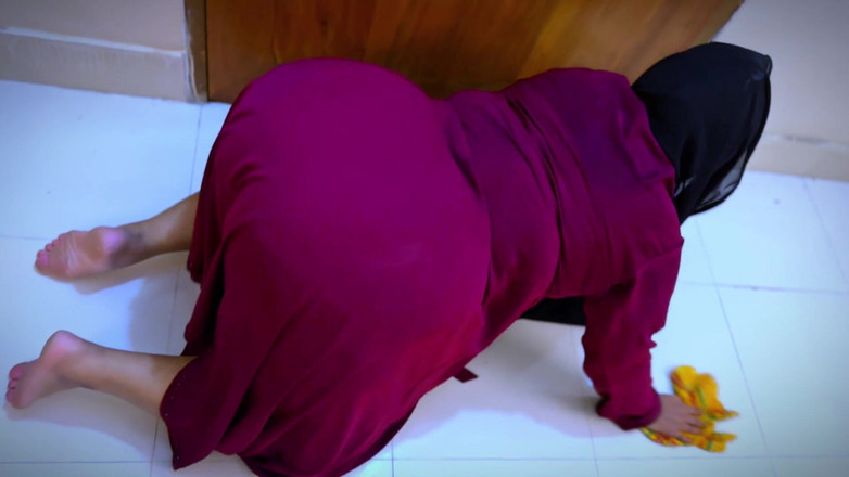 Aria Mia: Gran culo con curvas egipcia caliente mucama atrapada debajo de...