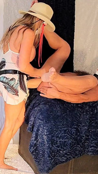 Papai-e-mamãe com mega cinta-caralho com esguicho