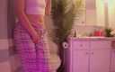 Kinky home: Emily pissar i badrummet