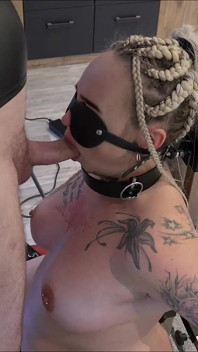 Schiavo indifeso usato su Sybian e gola
