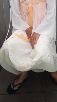 Travestito sborra indossa un simpatico abito cinese hanfu