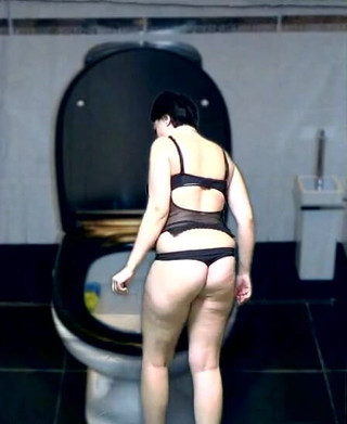Sexy Milf: Kate si lava in bagno mentre balla parte dopo parte...
