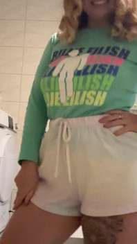 I Have a Beautiful Figure and Beautiful Hair, I Dance and Show off My Figure!