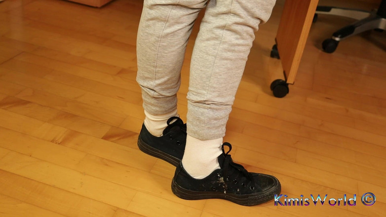 KimisWorld: Chaussettes blanches sales et vieilles baskets - jeu de chaussures réel