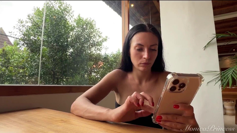 Princess Monica: 在笔记本电脑上工作，在公共共同办公空间闪烁胸部