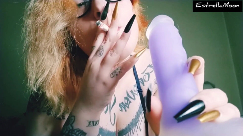 Estrella Steam: Roodharige meid met lange nagels rookt een sigaar en zit...