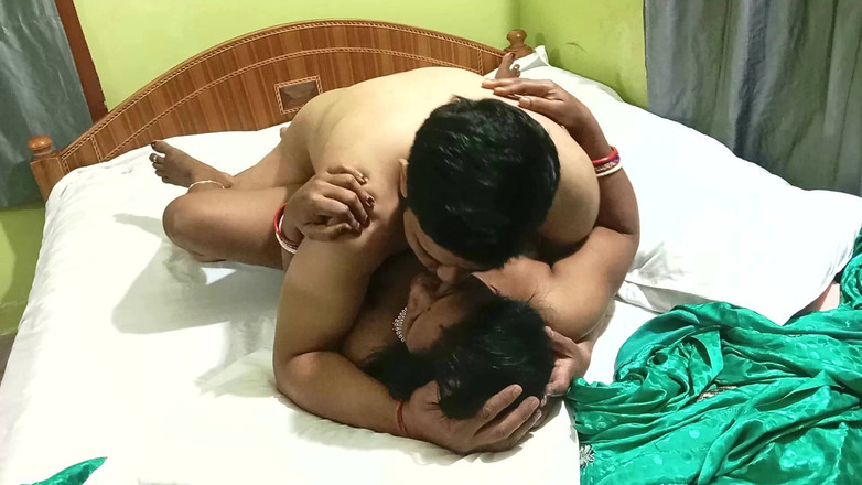 Popmini: 印度新婚妻子sapna穿着纱丽服与她的继兄弟发生性关系