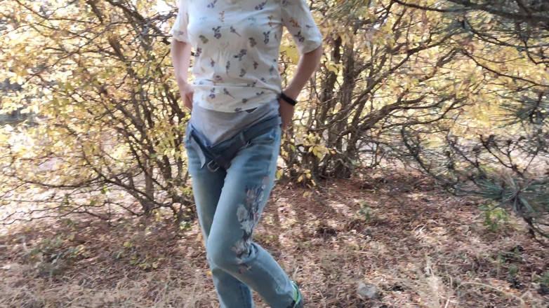 Risky Hairy Couple: Rothaarige riskant masturbieren und pinkeln im wald 4k