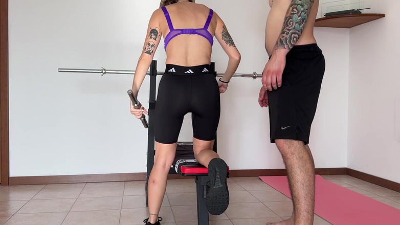 Tommy e Annika: После беременности я решила нанять персонального тренера для тренировки. Трахнул меня на скамье