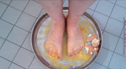 Carmen_Nylonjunge: Crush the raw eggs and piss ** nylon foot crushing **