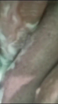 Seksi Filipinli orta yaşlı seksi kadın kremsi bir dağınıklık yapmayı seviyor