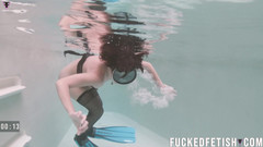 Fucked fetish: HD süße meerjungfrau, unterwasser-poolflossen, masturbationsmaske