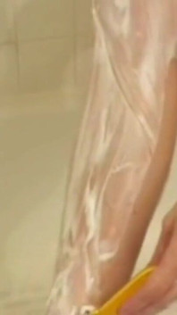 Sexy teen Allie se holí ve sprše