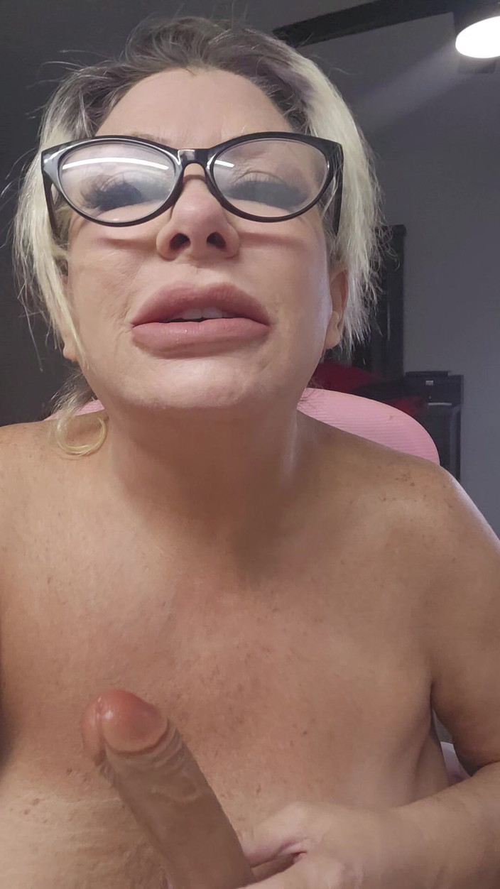 Claudia Marie: Горячая бабуля сосет и говорит