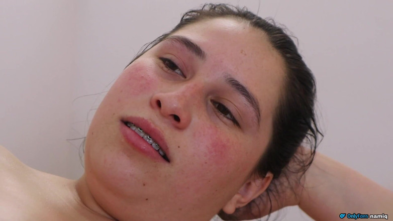 Solo_incognita: 角質巨乳の女性はオーガズムまで膣をマッサージします