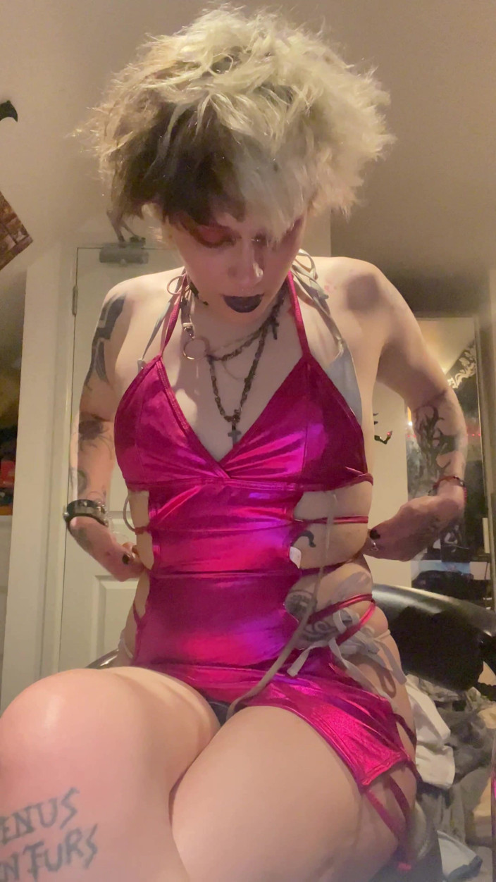 Glitterqueen1999: Готическая подруга нагоняет тебя за дрочком и отрезает