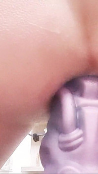 Riempio il mio culo arrapante di un cazzo gigante