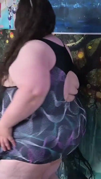 Hjälper sexig SSBBW i tight baddräkt