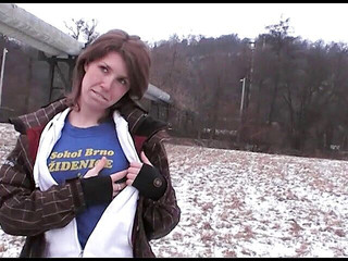 All Those Girlfriends: Fran ukazuje své tělo o zimním chladu