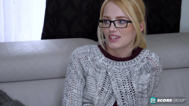 18eighteen: Dulce Kate Bloom follada duro y facializada en una entrevista