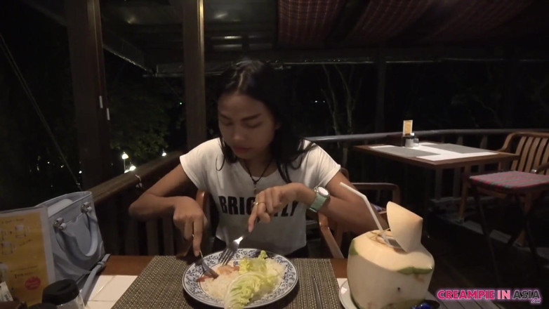 Creampie In Asia: 她一阵子没动，被内射了
