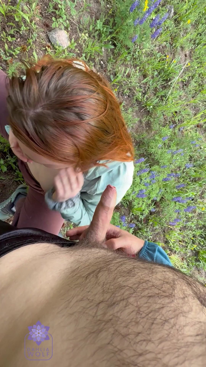 Dahlia Wolf: Bijna betrapt - heet stel kamperend en wandelend sekstape