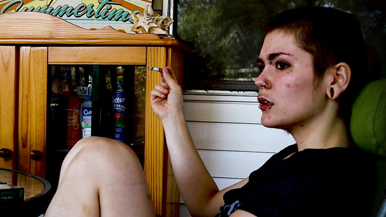 Vibra King Video: Gotica rasata fuma all'aperto