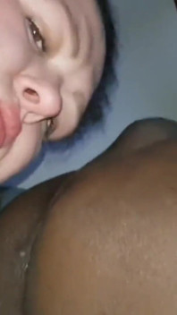 Youngenglishbbw likt grote zwarte lul Nata4sex kontzuigend aan zijn ballen