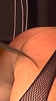 Une MILF mature en résille prend des jouets énormes à fond