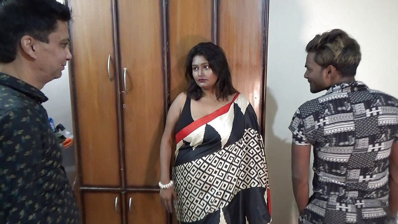 Anjalisingh_sexy: Desi manželka se svým zralým manželem a klukem, udělala trojku