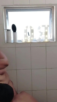 Joc de roluri 12 - Soția infidelă îl fute pe tânărul grădinar la duș