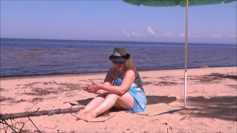 Lady Rose pee pee: Golden Rain 61-đi tiểu trên bãi biển.