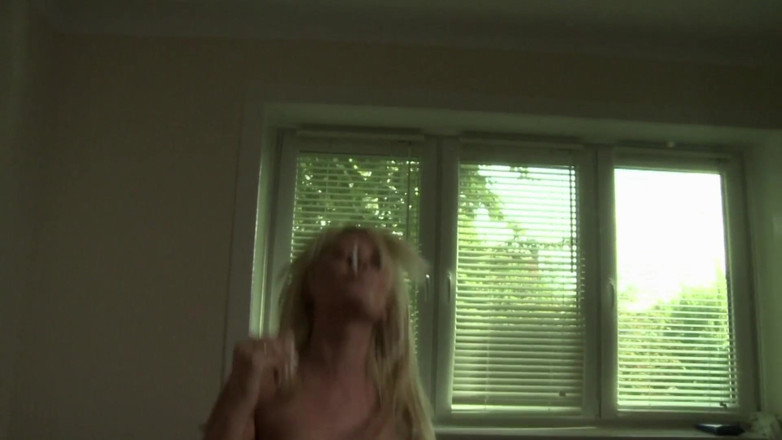 Italian Vintage Porn: Tetovaná blondýnka s velkými prsy rozbitá v POV šukání