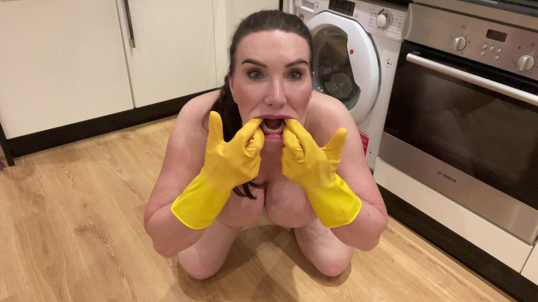Sophie James: Soția trad cu fetiș cu mănuși din latex imploră spermă...