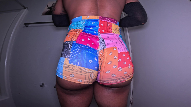 Bubble_butt_babe: Pantat bahenol cewek imut ini lagi asik mainin pantat bahenolnya