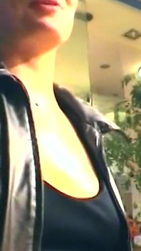 La bionda matura vixen fa un deepthroat ad un dildo e si sditalina la sua figa imbevuta