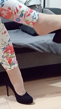 Crossdresser Dangling em sexy camurça preta apontou toe pltform salto alto bombas